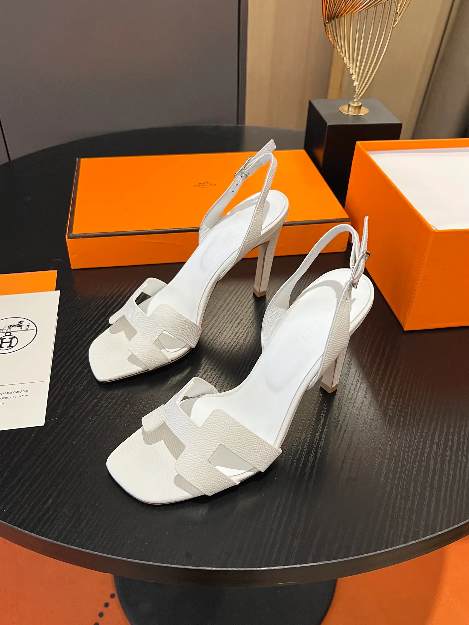 👟👟Ex-factory price 600👟👟Hermès 2023 high-heeled temperament sandals original customization! Counter synchronization! Hermès high heels have always been simple, fashionable and elegant! ! ! It can hold any style of wear, the height of 10.5cm is easy to control, and the feet feel comfortable and pressure-free! The classic and elegant style brings a sense of luxury to your feet! Highly recommended Material: Upper imported calfskin + mixed sheepskin lining Outsole: Italian genuine leather sole Size: 34-42 (34.41.42 customization is non-returnable and non-exchangeable)